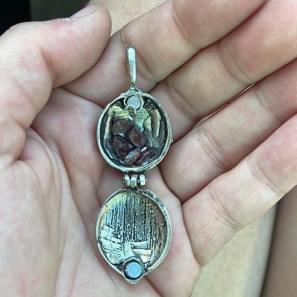 The Vampire Diaries Elena Damon Vervain Necklace w/ small Garnet Shards - Picture 2 of 2